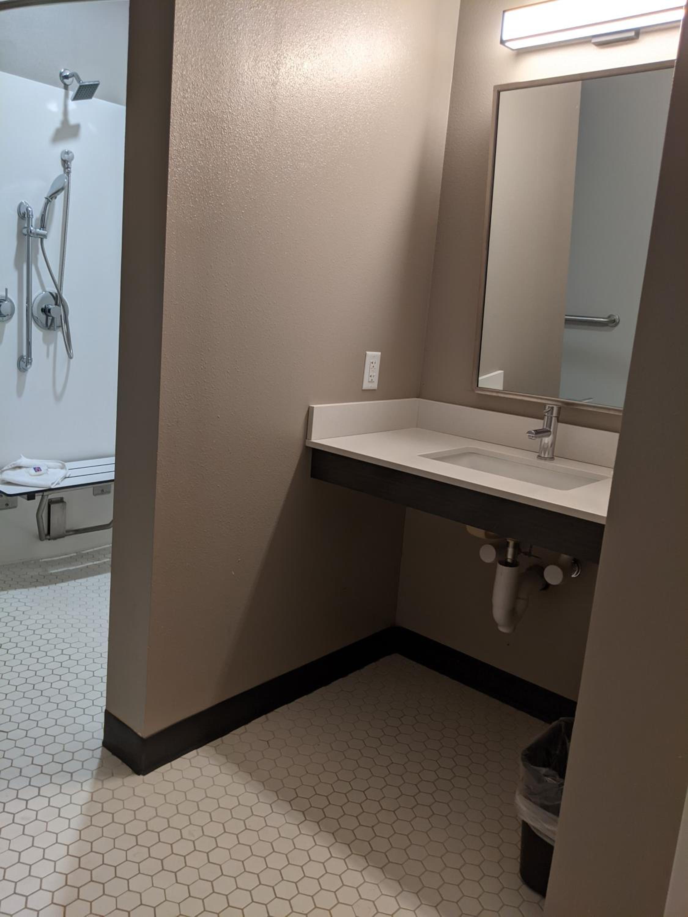 Queen Room - Disability Access - Roll in Shower - Photo 1