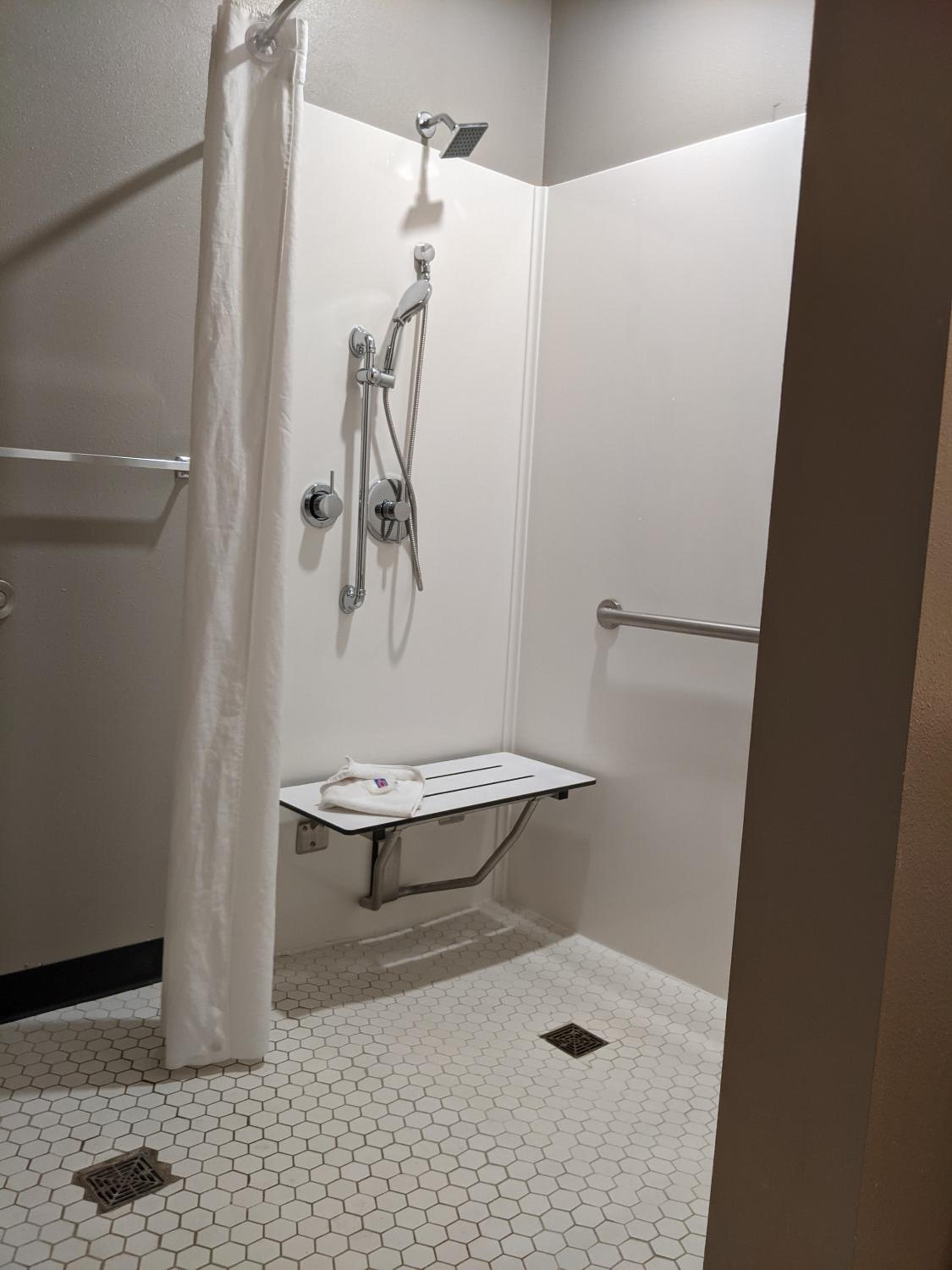 Queen Room - Disability Access - Roll in Shower - Photo 7