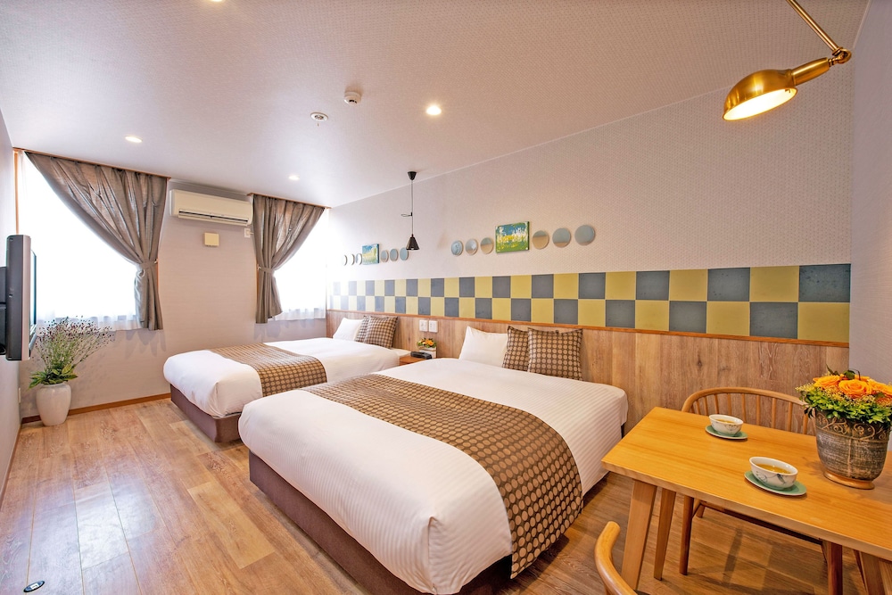 Basic Twin Room, 2 Queen Beds