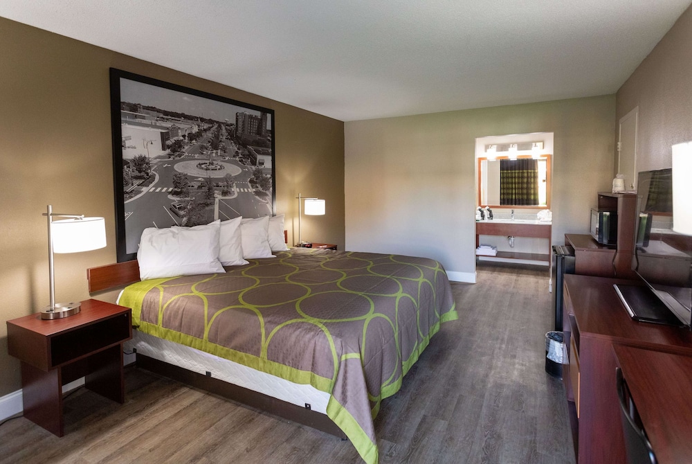 Room, 1 King Bed, Smoking - Photo 1