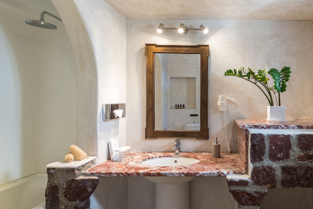 Honeymoon Suite, Jetted Tub (Sunset, Caldera View) - Photo 11