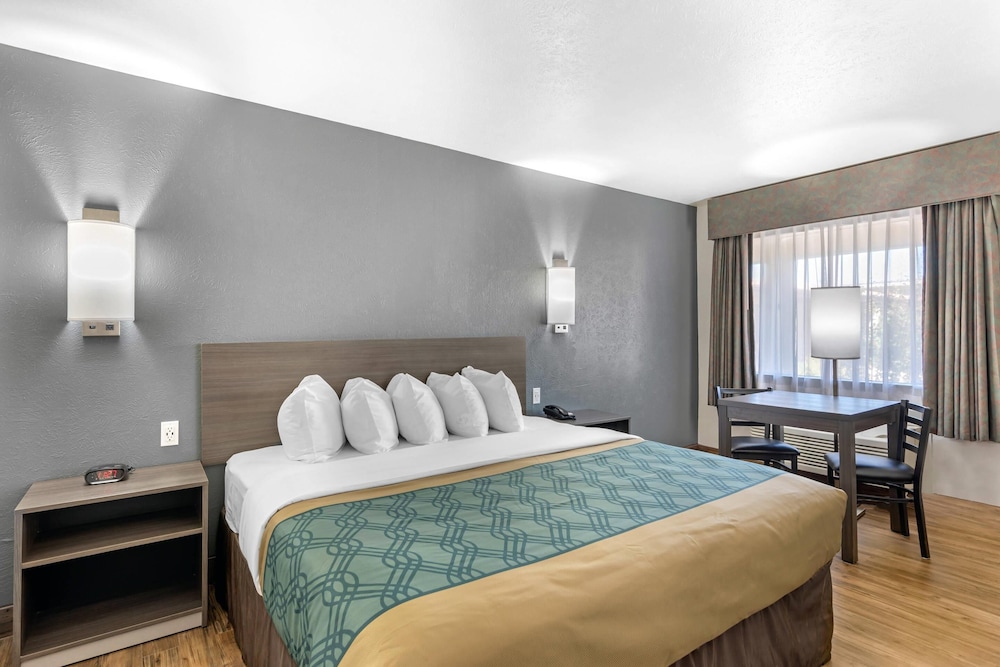 Room, 1 King Bed, Non Smoking - Photo 3