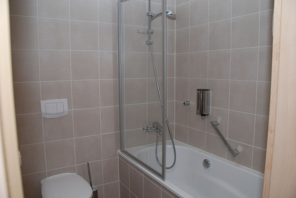 Business Room, 1 King Bed, Garden View (Quiet Location) photo 3