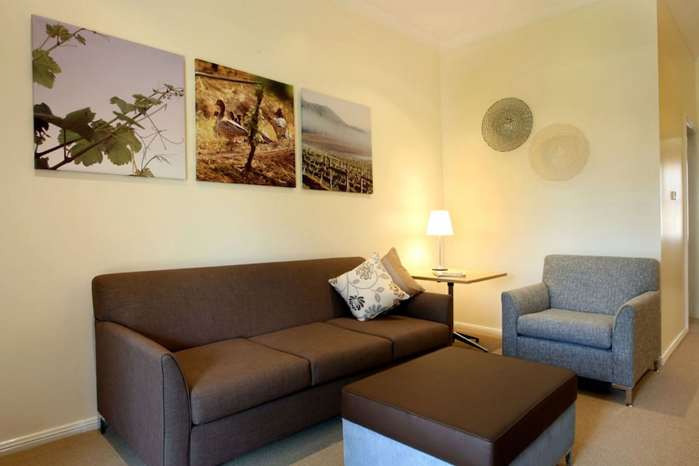 Basic Room, 1 King Bed photo 3