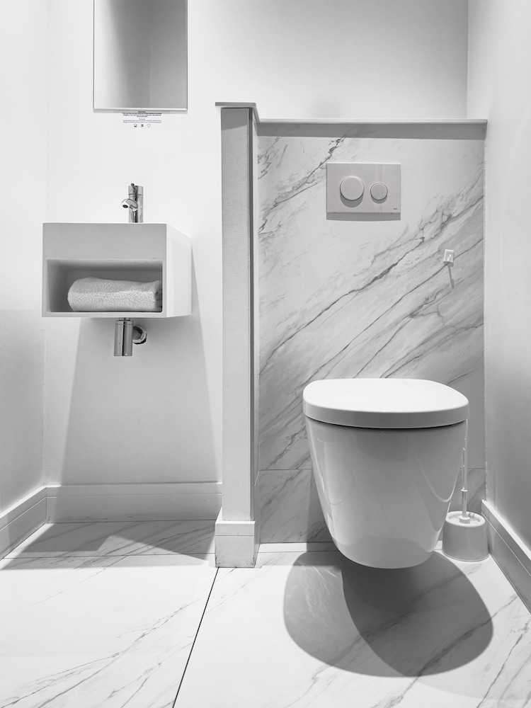 Suite - Photo 18