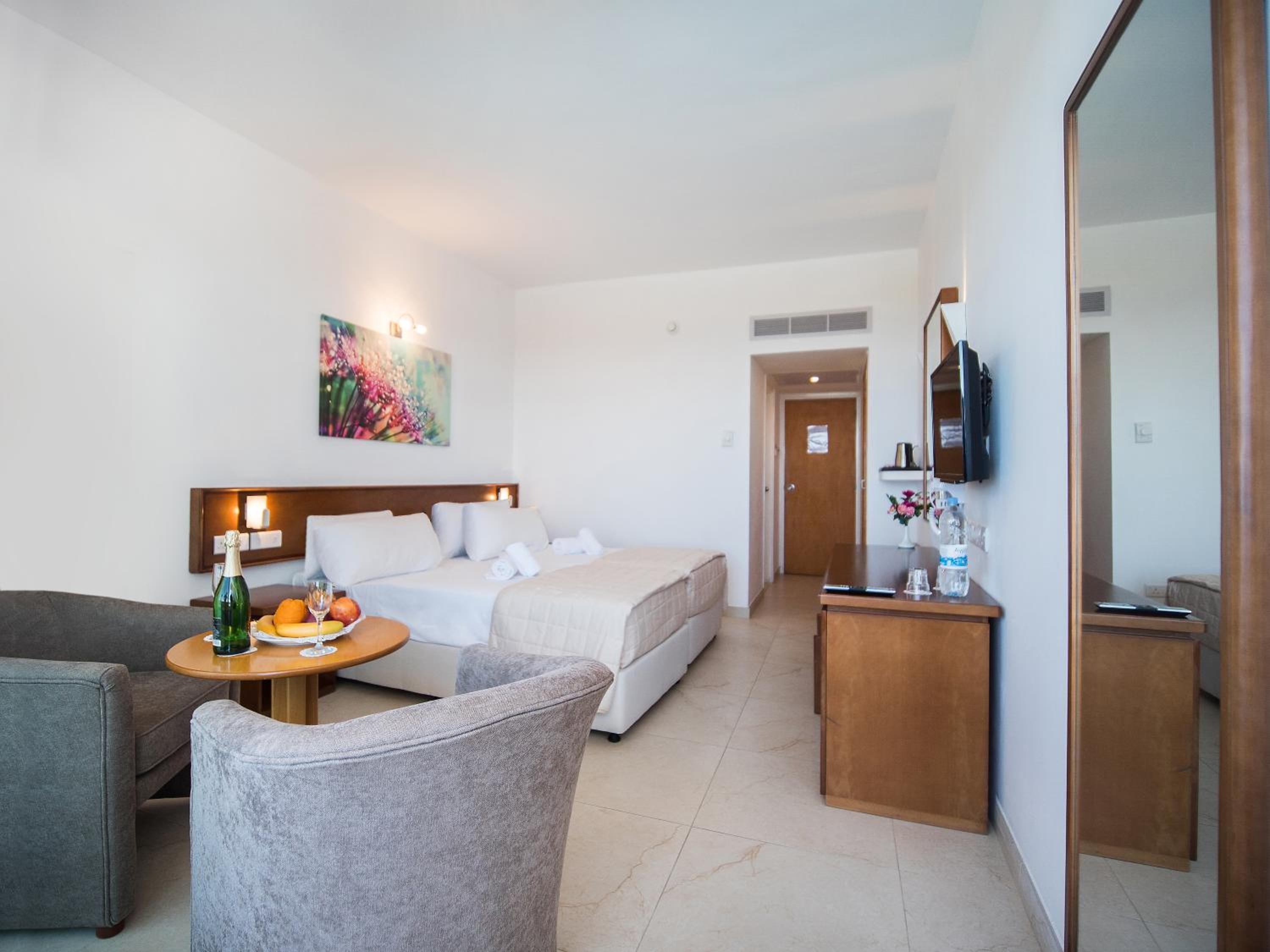 Standard Room with Pool View - Photo 3