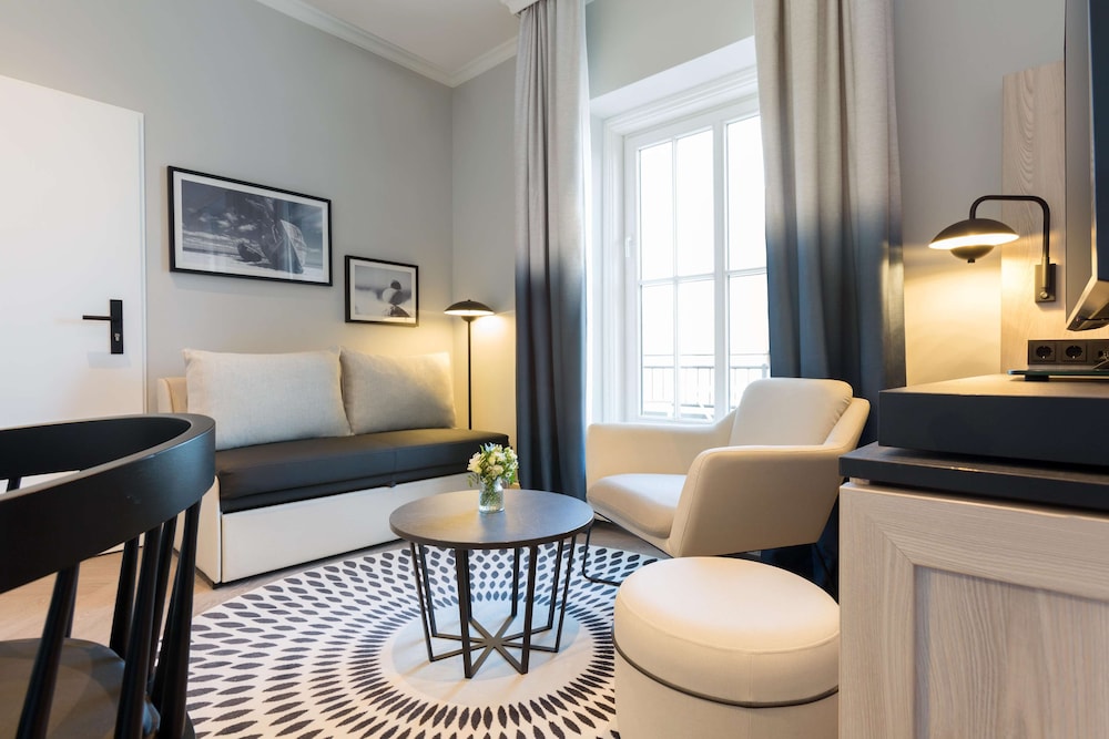 Deluxe Studio Suite, Balcony thumbnail 6