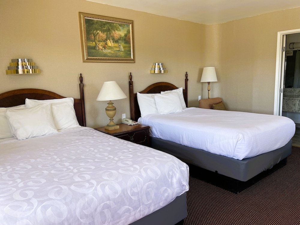 Room, 2 Double Beds, Non Smoking - Photo 6