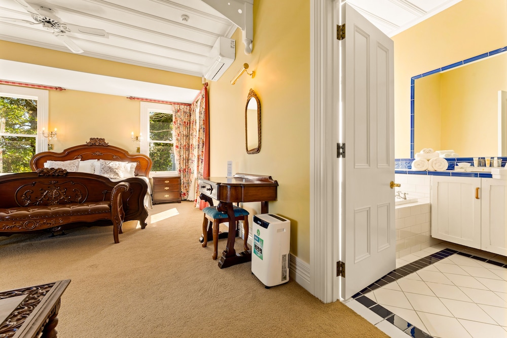 Premium Single Room thumbnail 5
