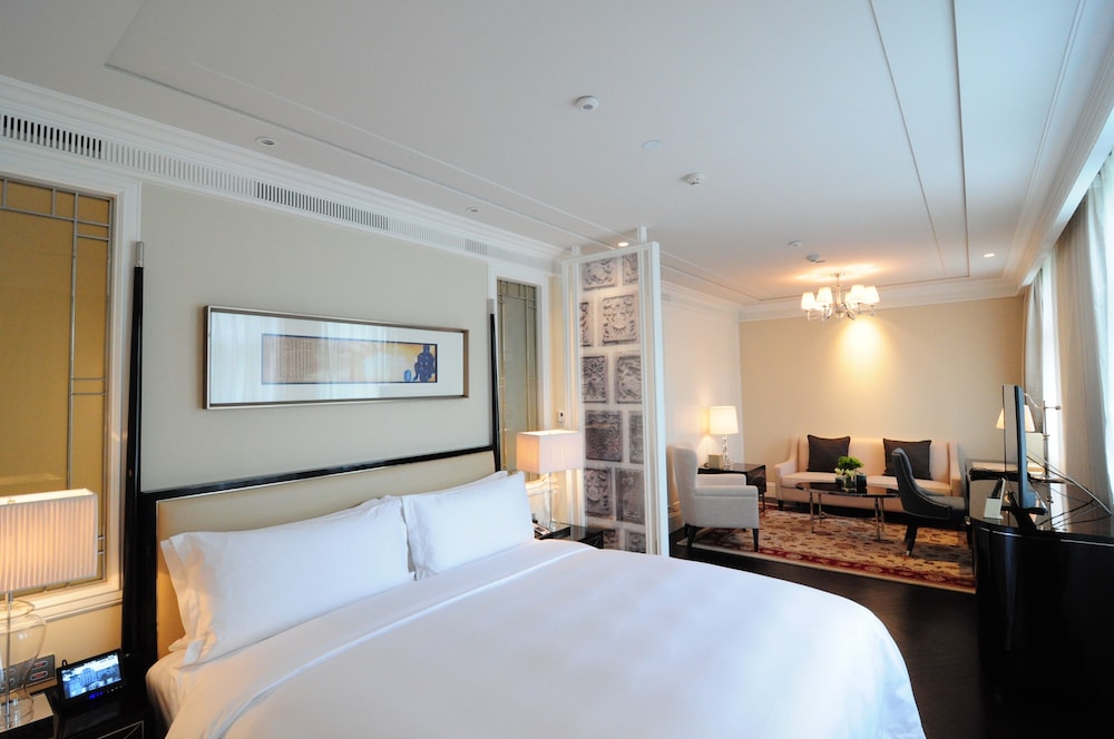 Grand Room, 1 King Bed, Garden View (Premium)
