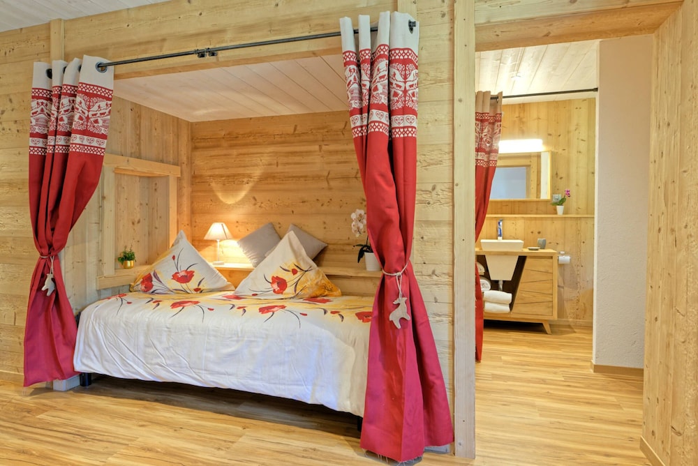 Family Quadruple Room, Non Smoking, Mountain View photo 1