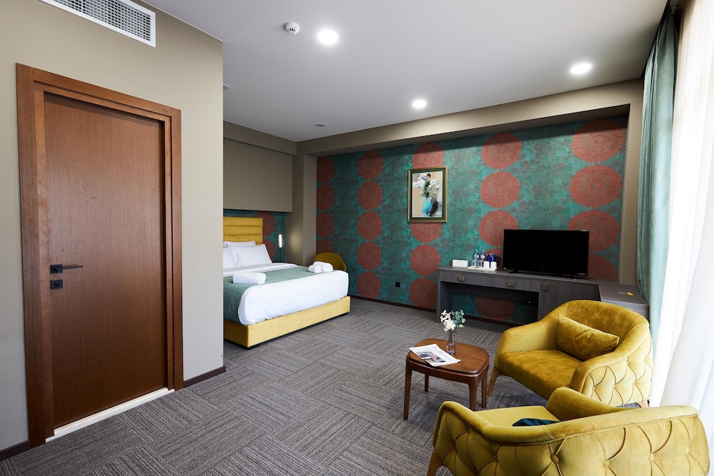 Suite, 1 King Bed, Non Smoking, Balcony photo 2