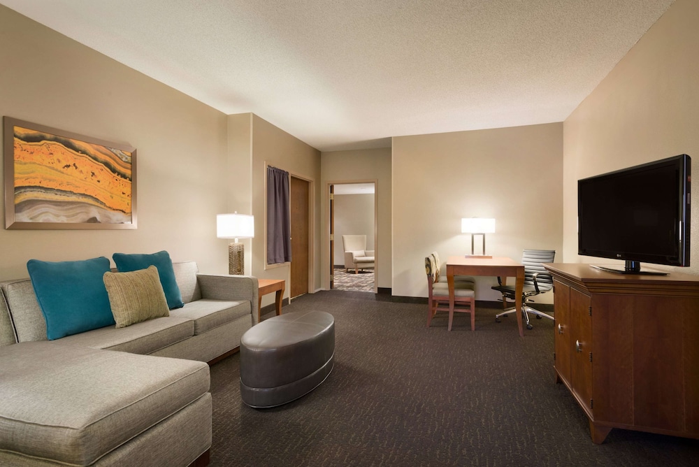 Suite, 1 King Bed, Non Smoking - Photo 4