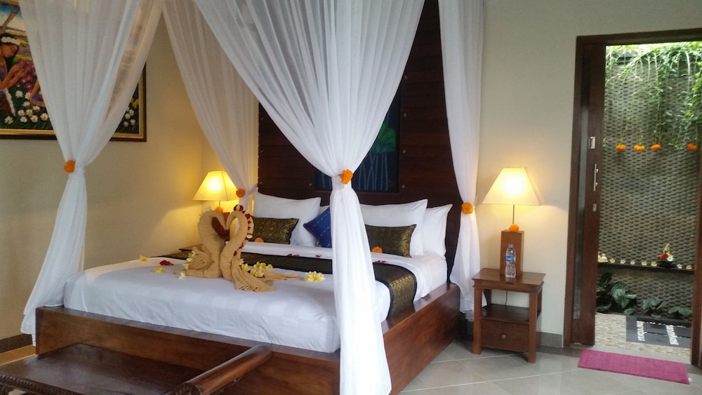 Superior Villa, 1 King Bed, Pool View, Poolside