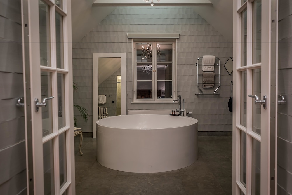 Suite, 1 King Bed, Non Smoking, Bathtub - Photo 12