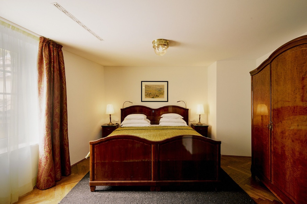 Design Studio Suite, 1 King Bed, Garden Area - Photo 3
