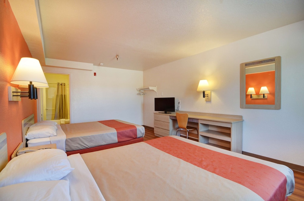 Deluxe Room, 2 Queen Beds, Non Smoking, Refrigerator photo 2
