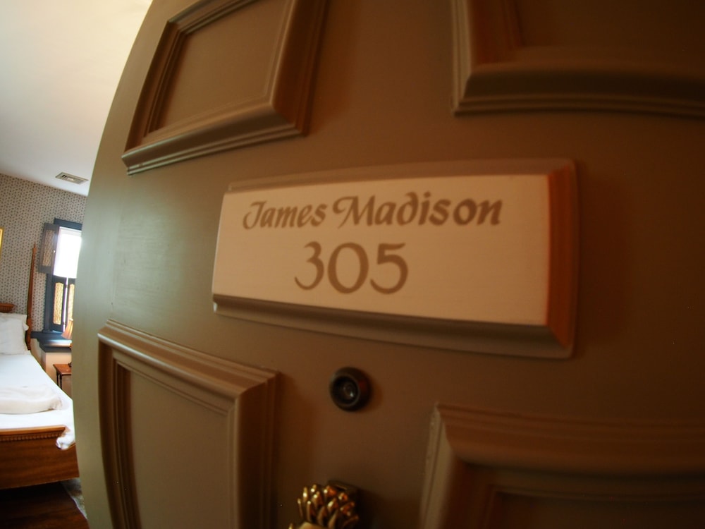 Standard Suite, Private Bathroom (James Madison) photo 3