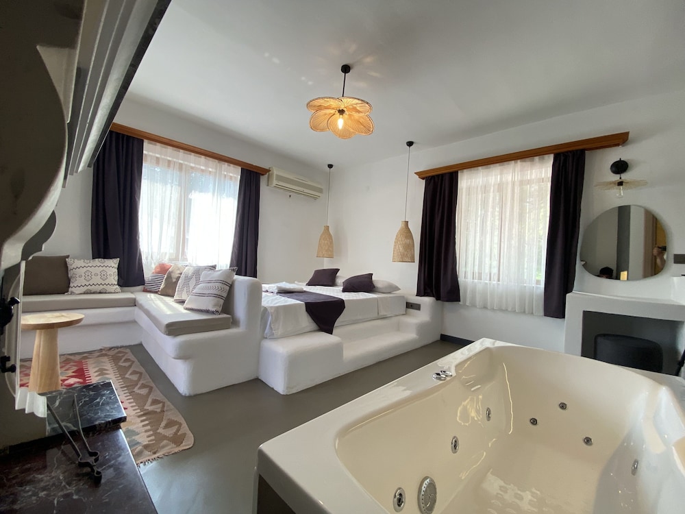 Deluxe Studio Suite, 1 Queen Bed, Jetted Tub, Pool View photo 1