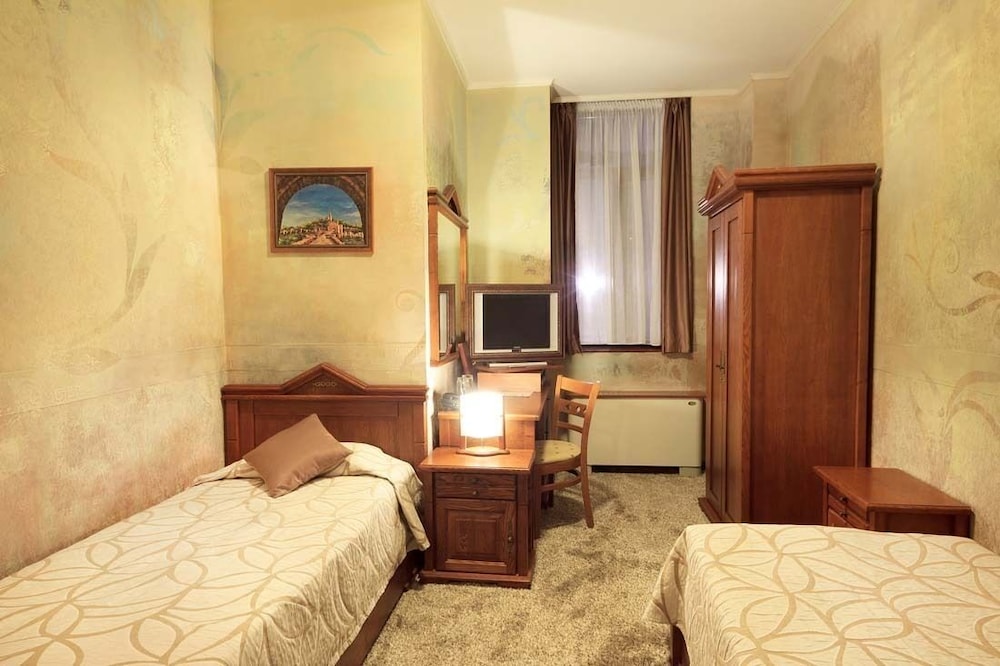 Standard Twin Room - Photo 1