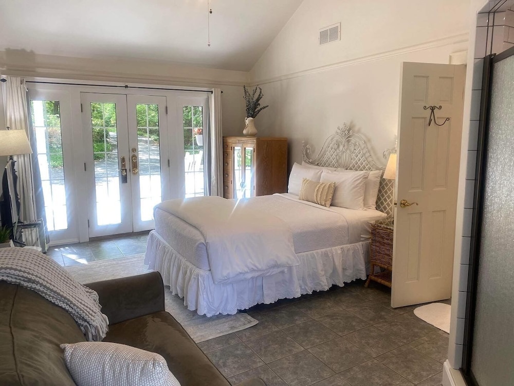 Cottage, 1 queen bed (the Willow cottage)