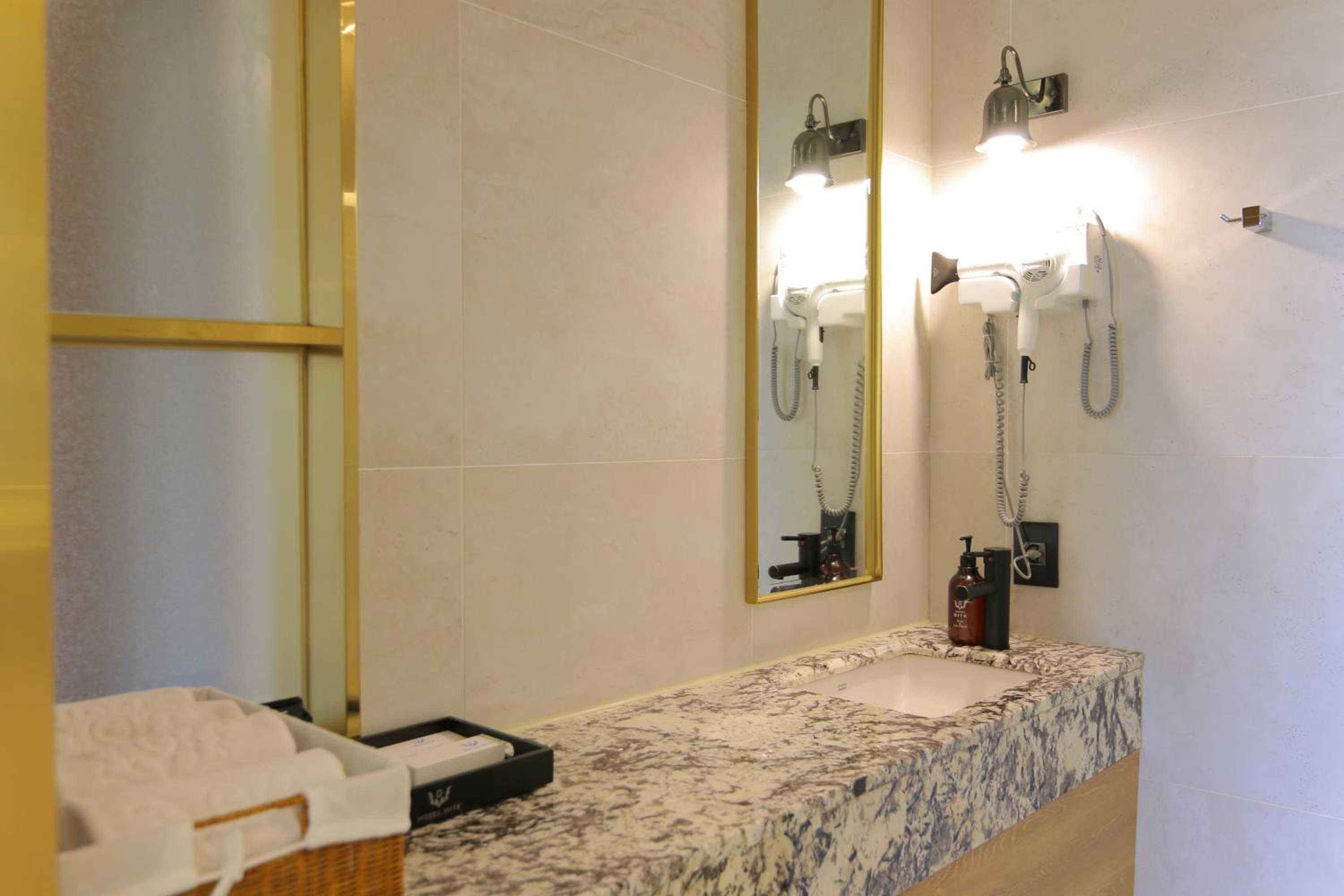 Standard Double Room - Photo 17