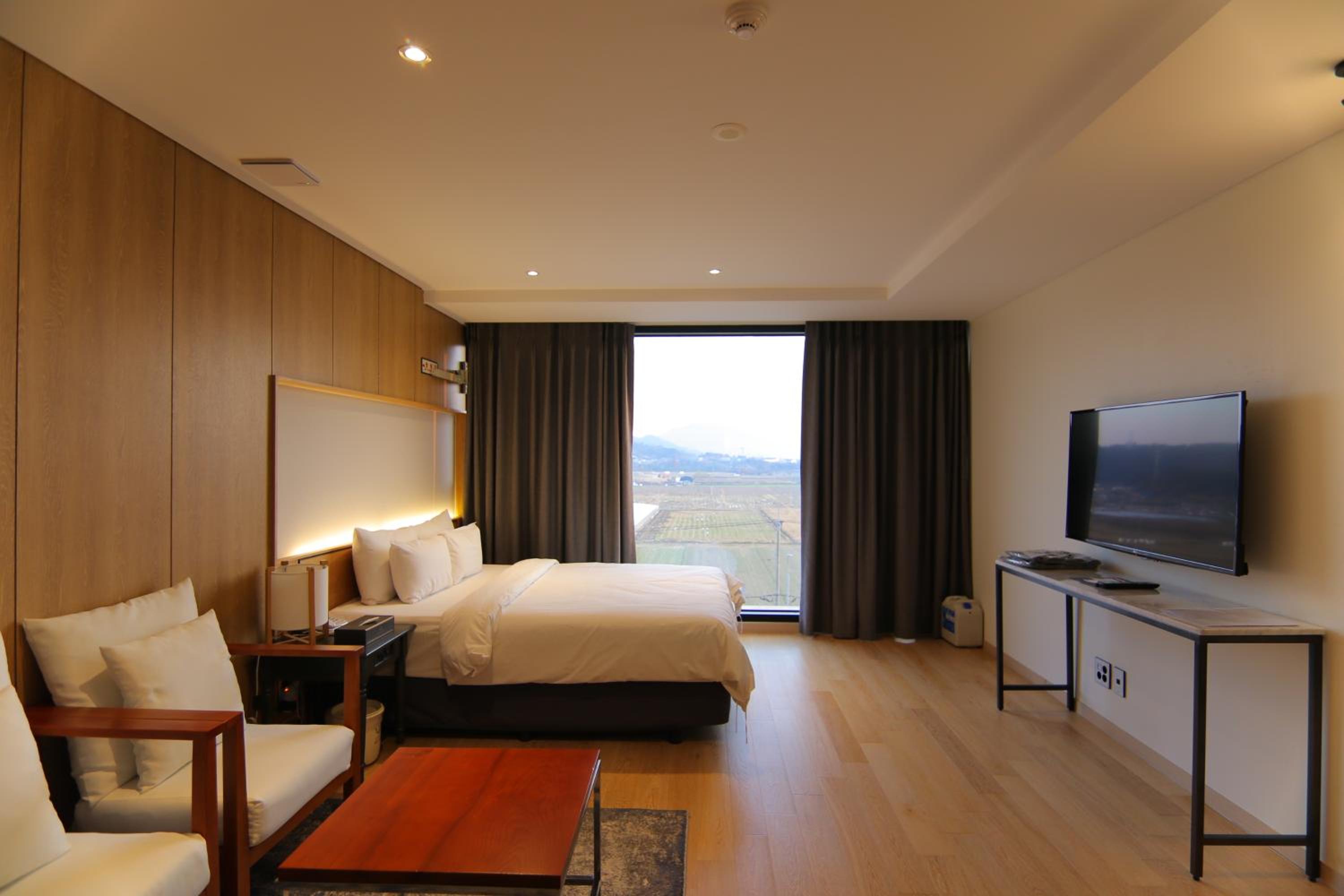 Standard Double Room - Photo 12