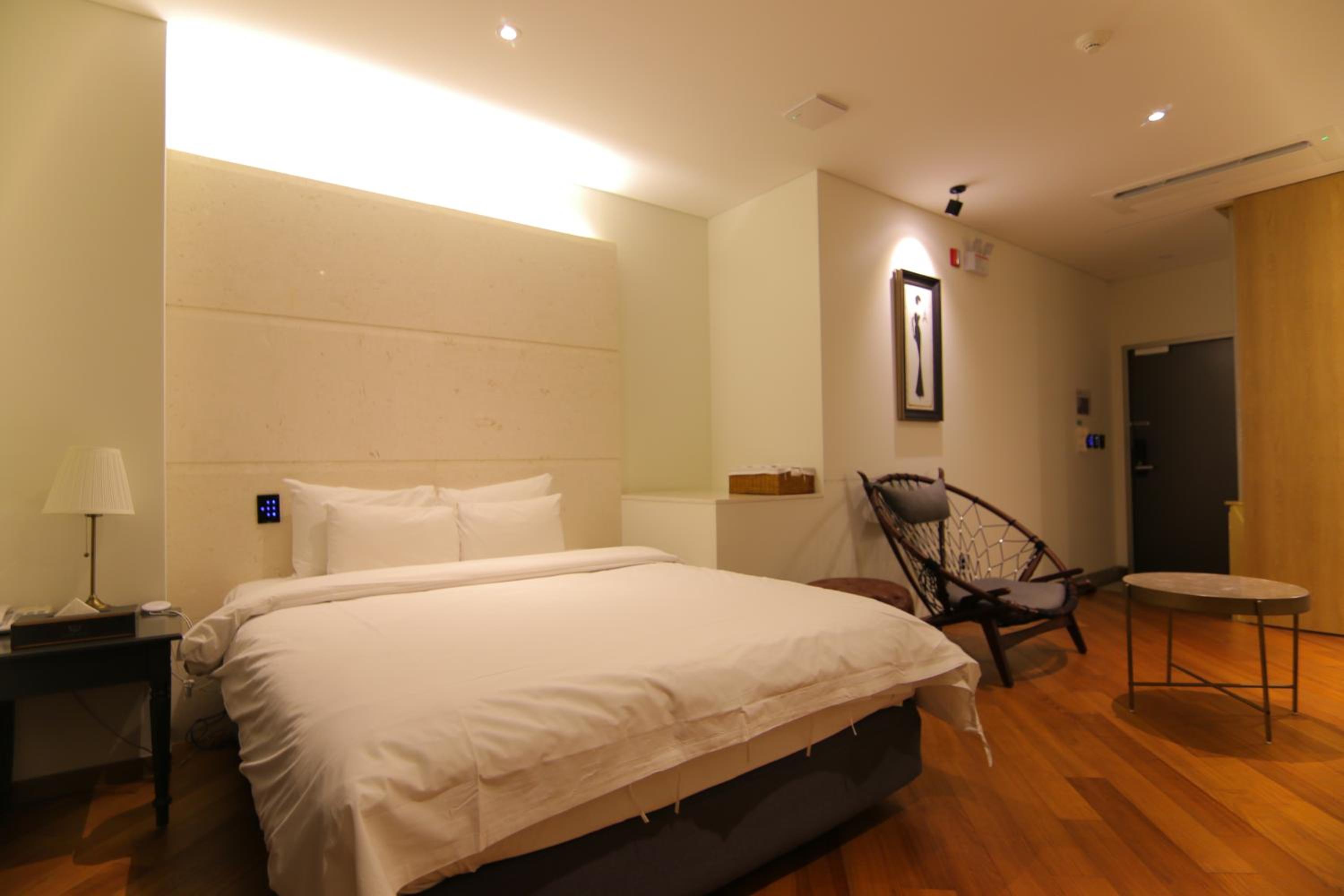 Economy Double Room with Check-In from 18:00 to 24:00 - Photo 4