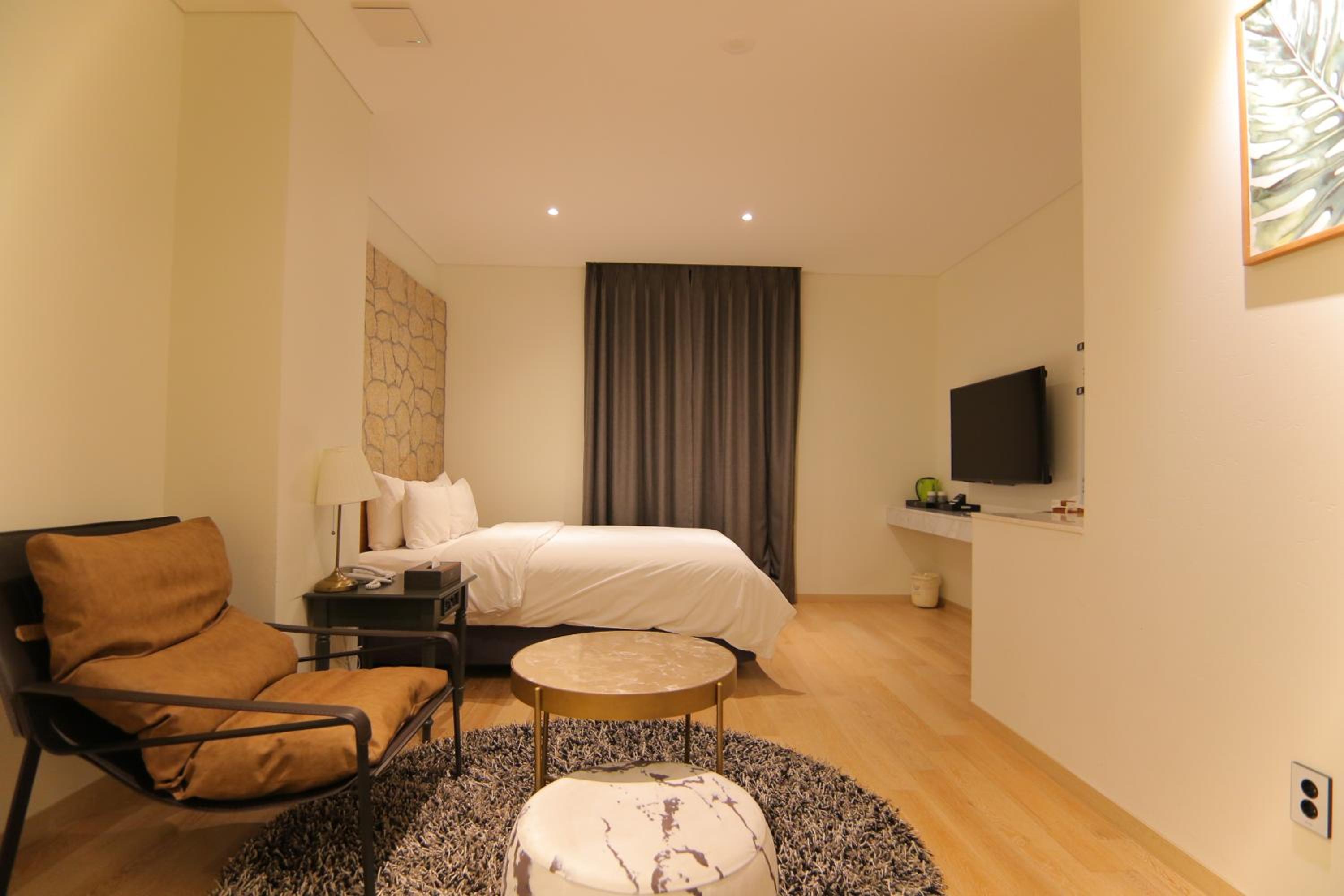 Economy Double Room with Check-In from 18:00 to 24:00 - Photo 8