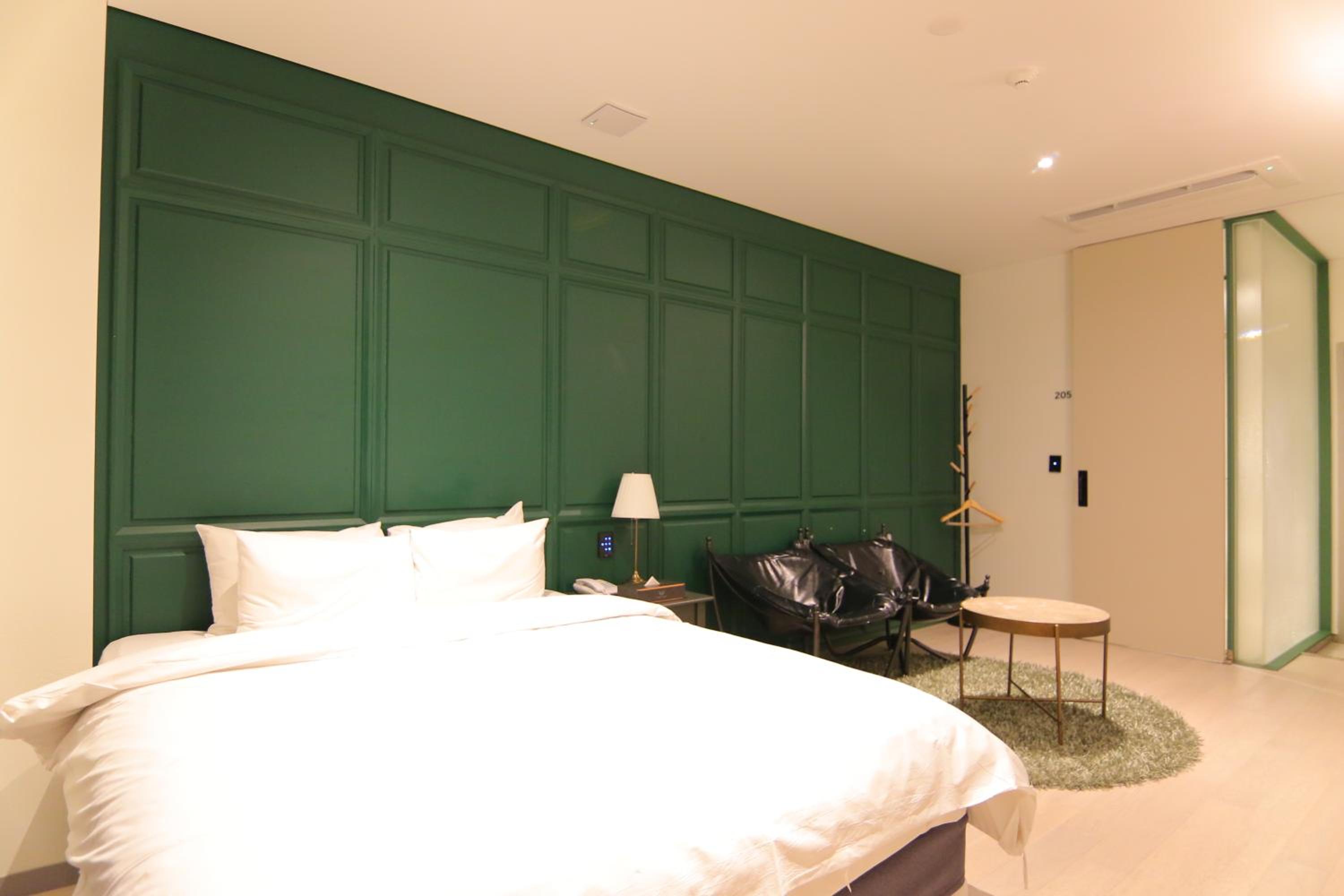 Economy Double Room with Check-In from 18:00 to 24:00 - Photo 2