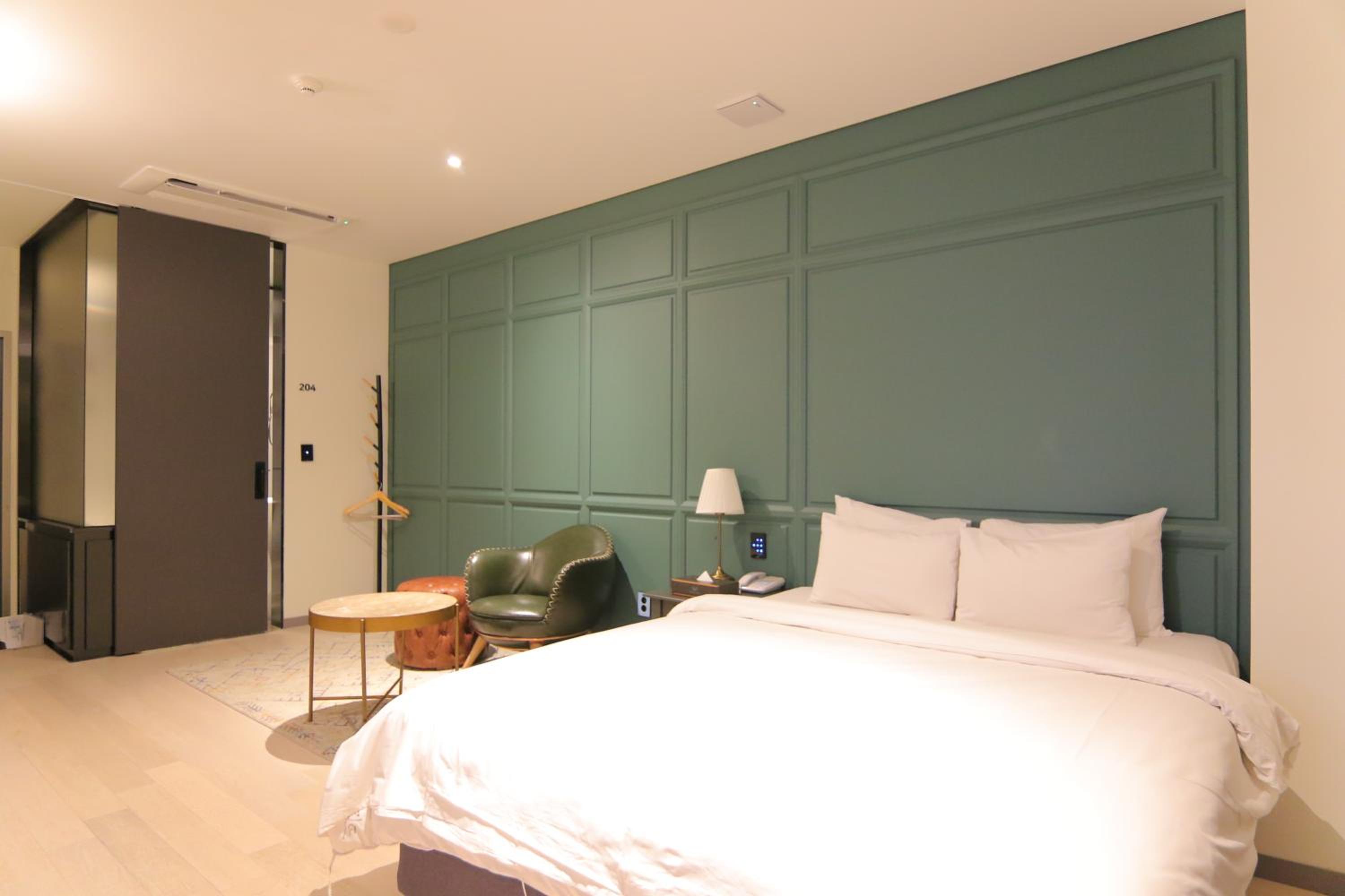 Economy Double Room with Check-In from 18:00 to 24:00 - Photo 9