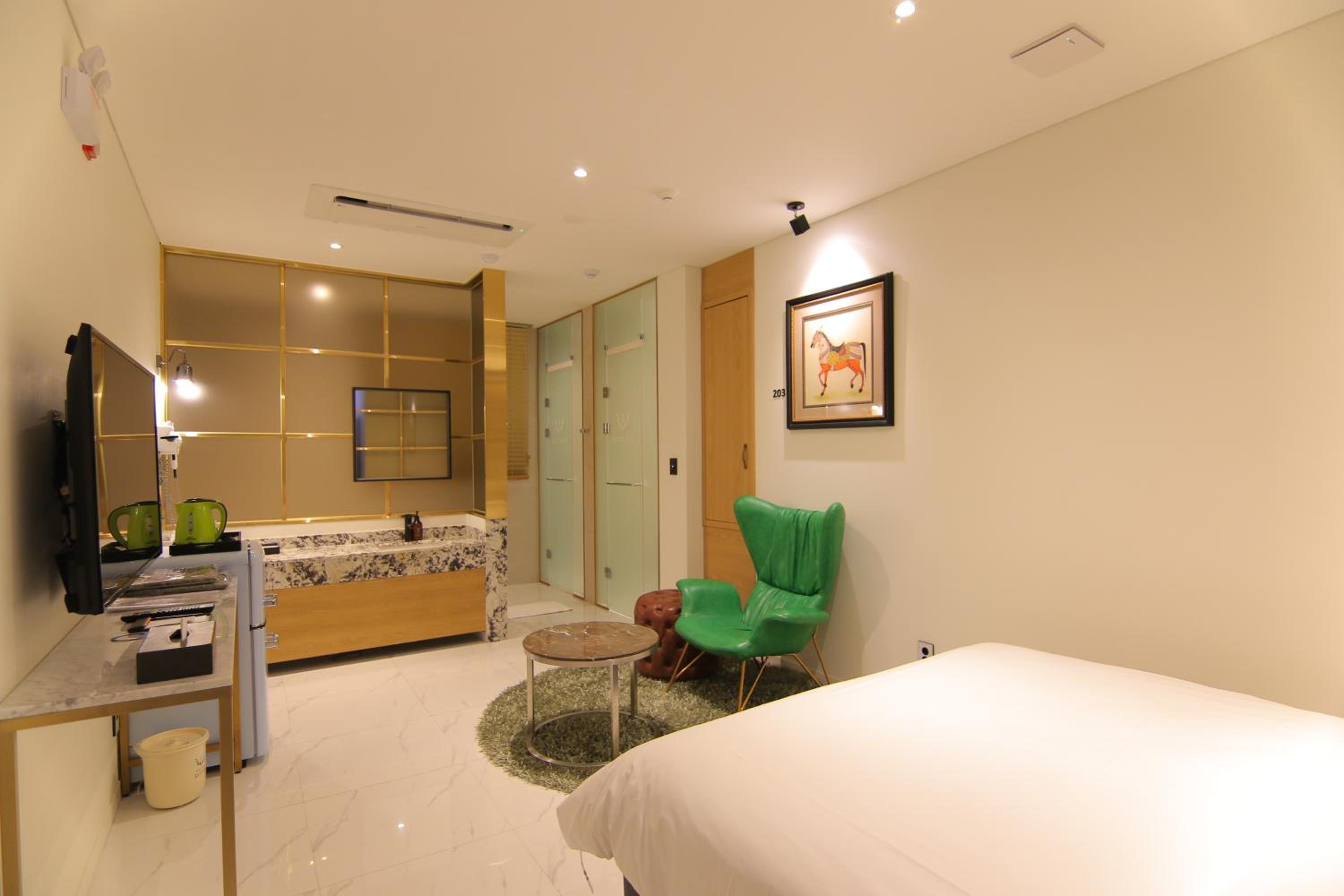 Economy Double Room with Check-In from 18:00 to 24:00 - Photo 11