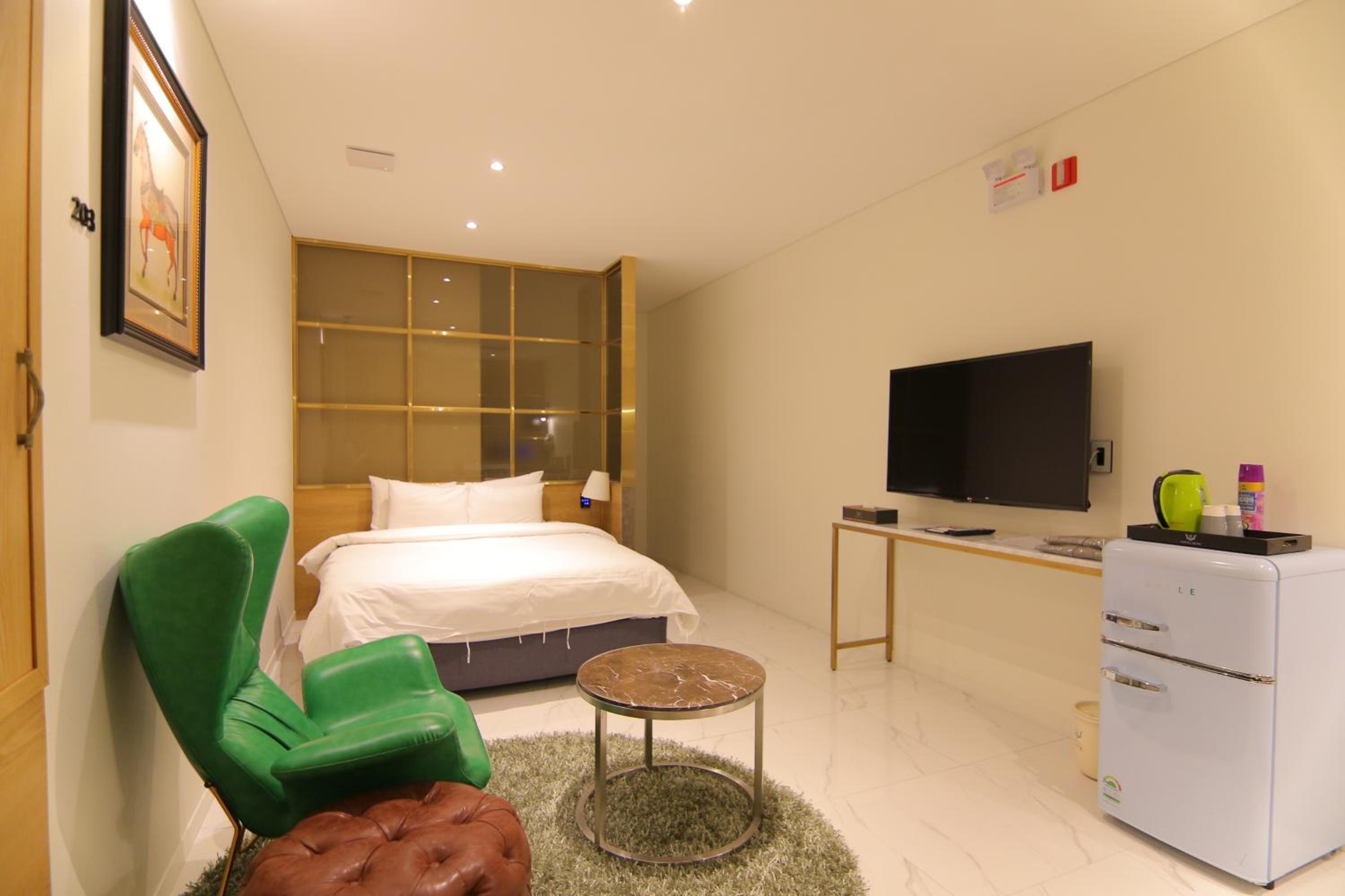 Economy Double Room with Check-In from 18:00 to 24:00 - Photo 12
