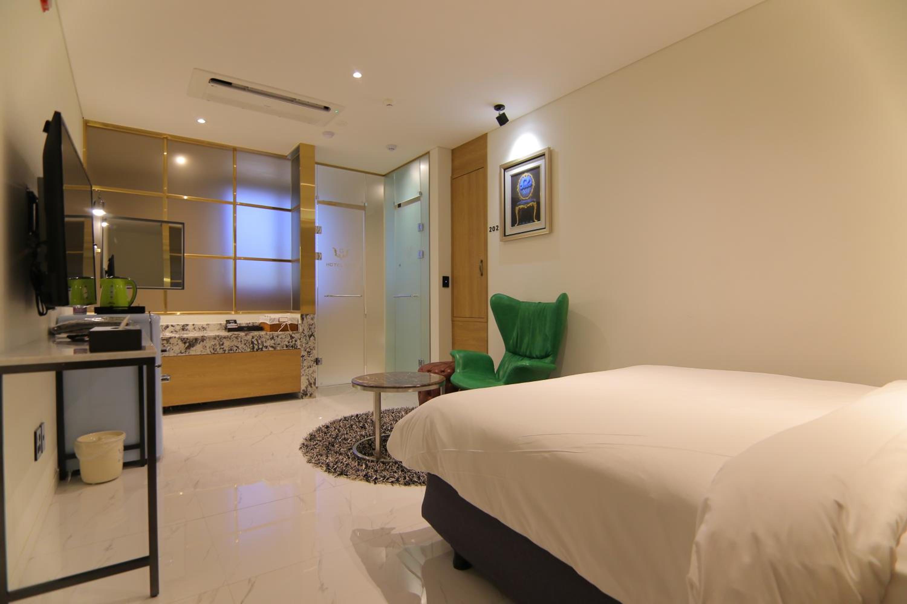 Economy Double Room with Check-In from 18:00 to 24:00 - Photo 13