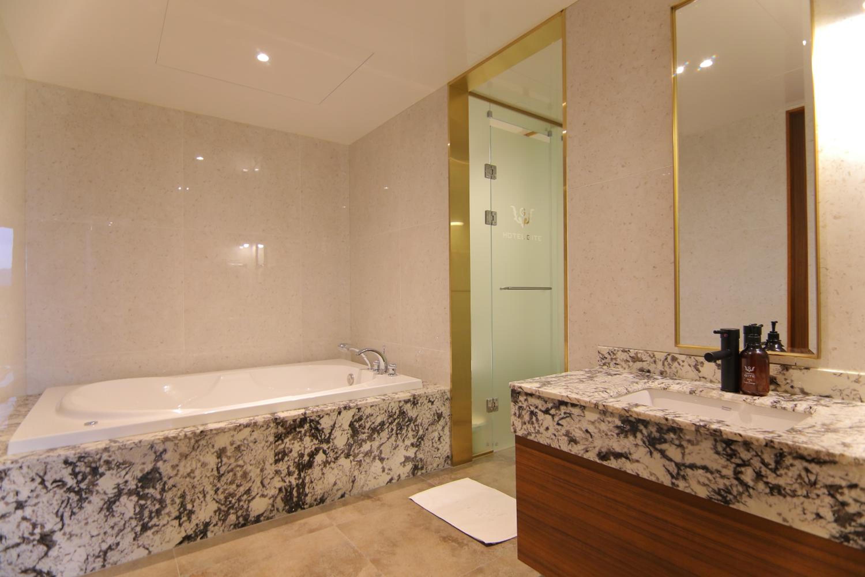 Imperial Suite - Photo 8