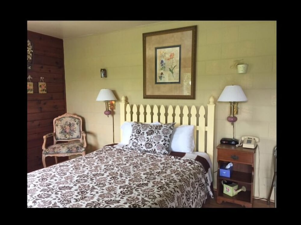 Honeymoon Room, 1 Queen Bed, Refrigerator & Microwave, Garden View photo 1
