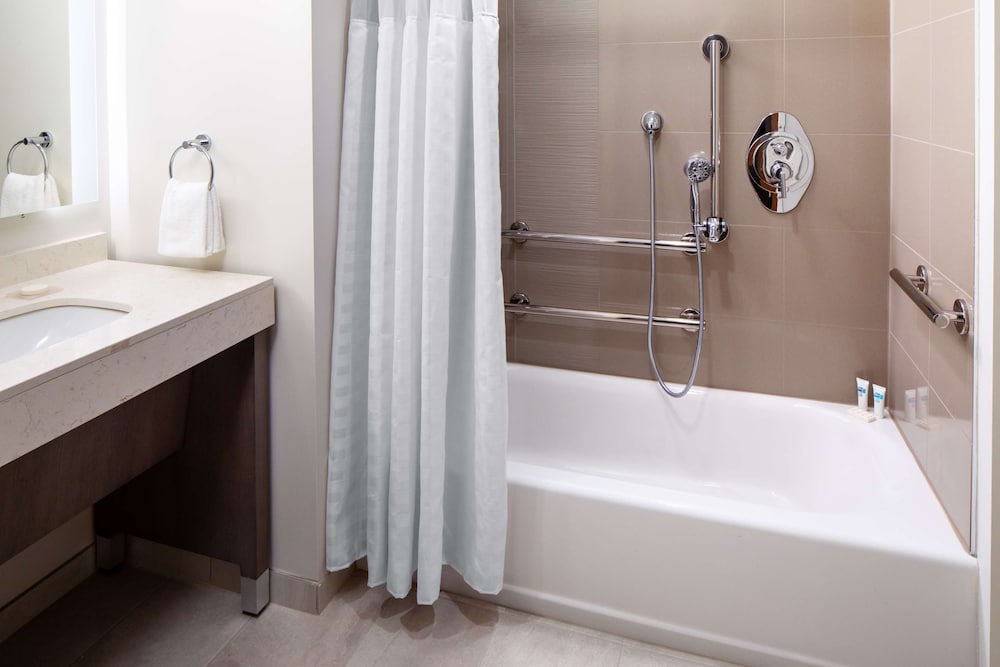 Suite, 1 Bedroom, Accessible, Bathtub - Photo 5