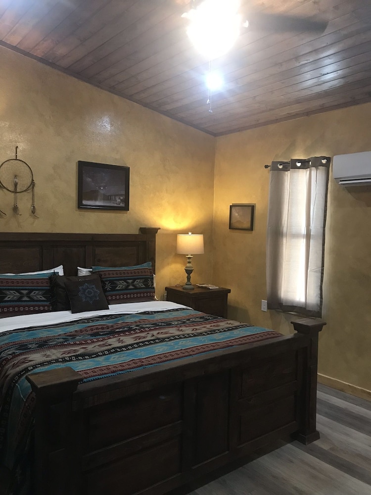 Deluxe Room, 1 King Bed, Non Smoking photo 1
