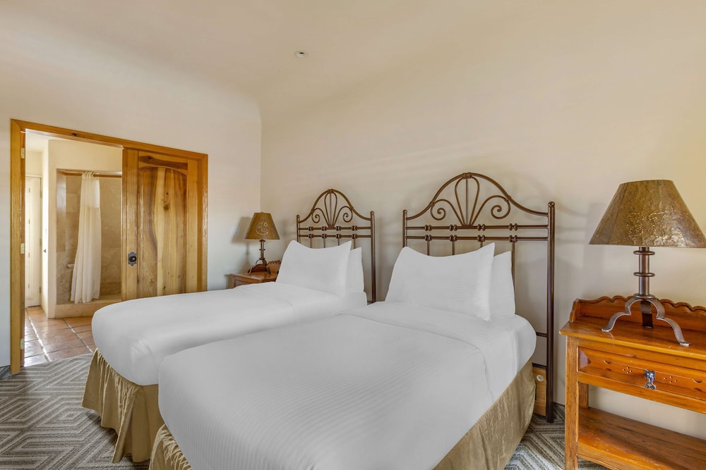 2 Bedroom 1 King 2 Twins Suite with Balcony or Patio - Photo 2