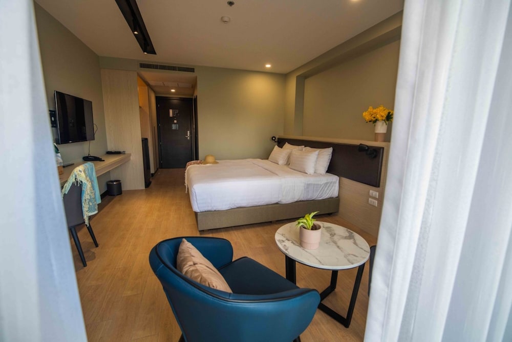 Deluxe Room, Bathtub - Photo 5