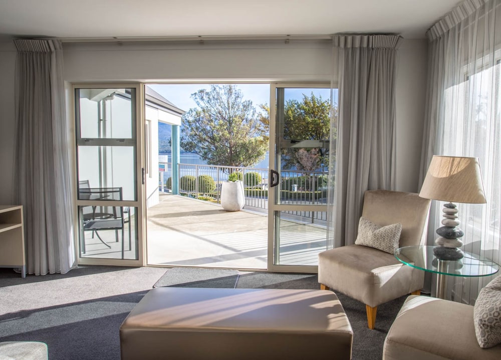 Premier Lakeview One Bedroom