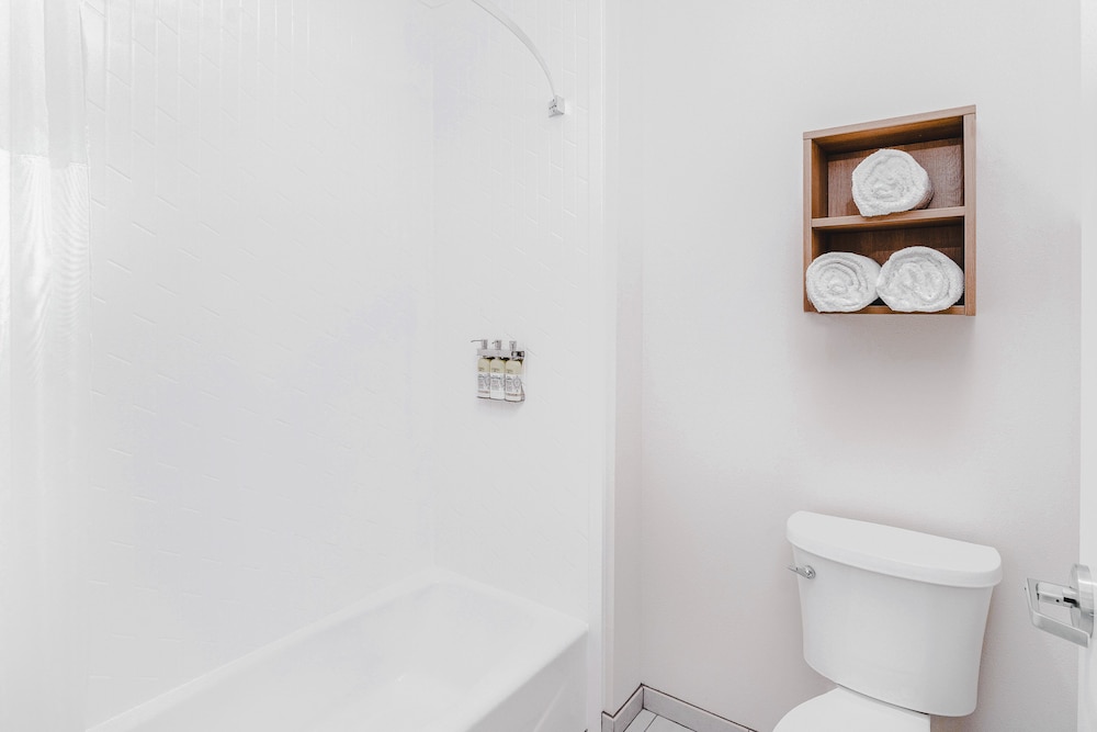 Suite, 2 Bedrooms, Kitchen - Photo 9
