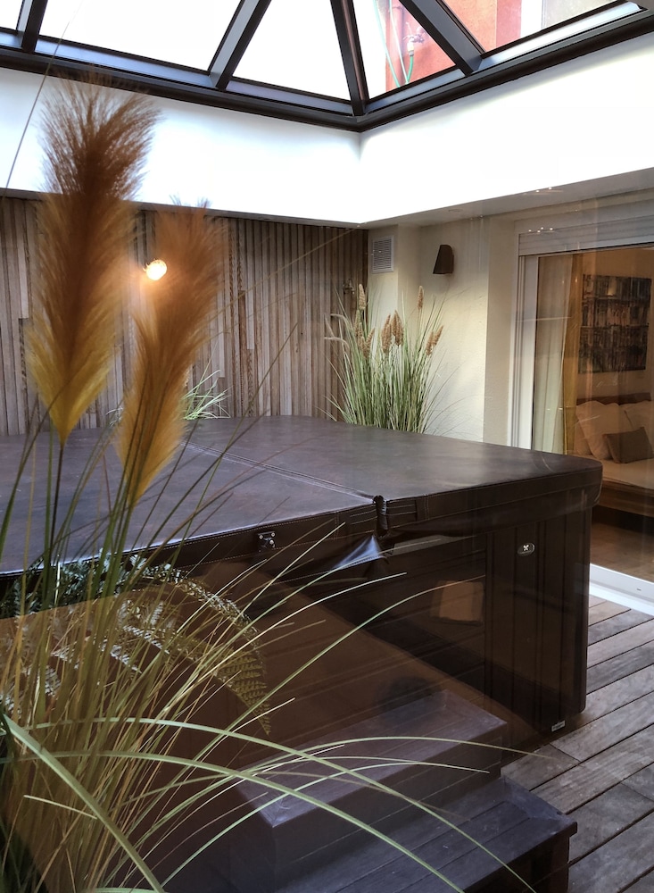 Presidential Apartment, 1 bedroom, Jacuzzi, Sauna and Pool photo 2