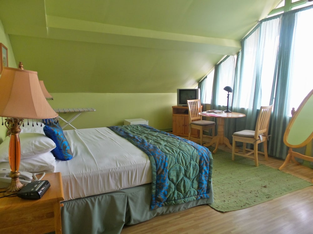 Signature Loft, 1 King Bed, Refrigerator photo 1