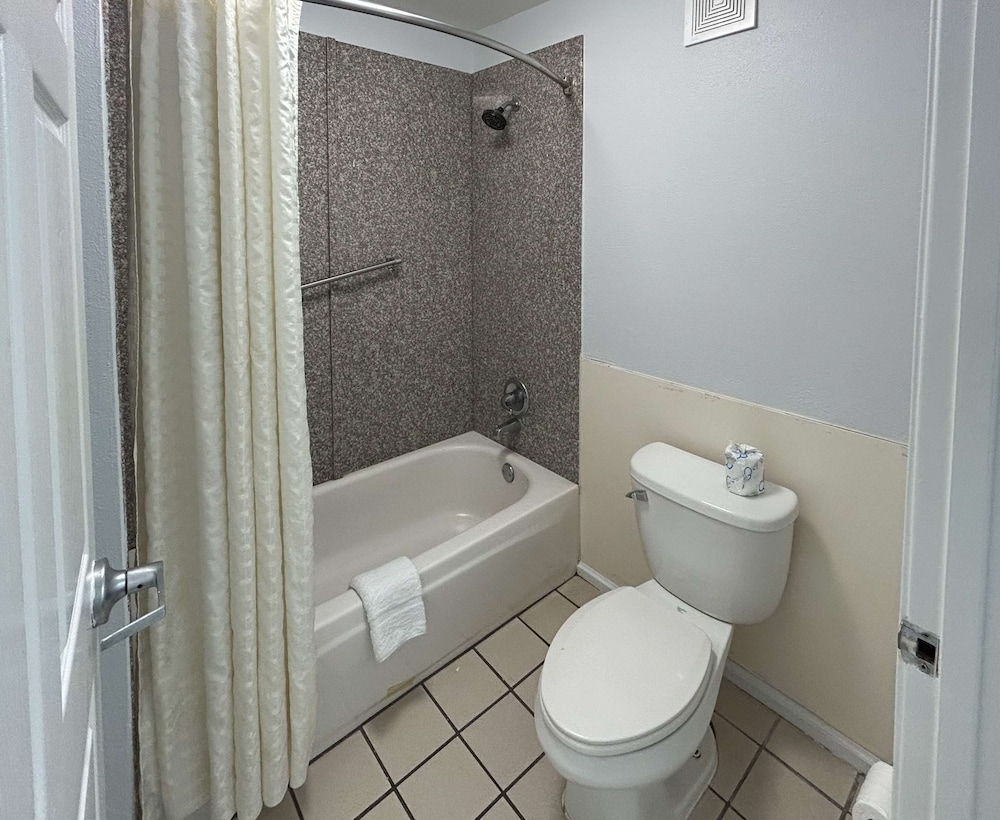 Deluxe Room, 2 Queen Beds, Non Smoking, Refrigerator & Microwave - Photo 10