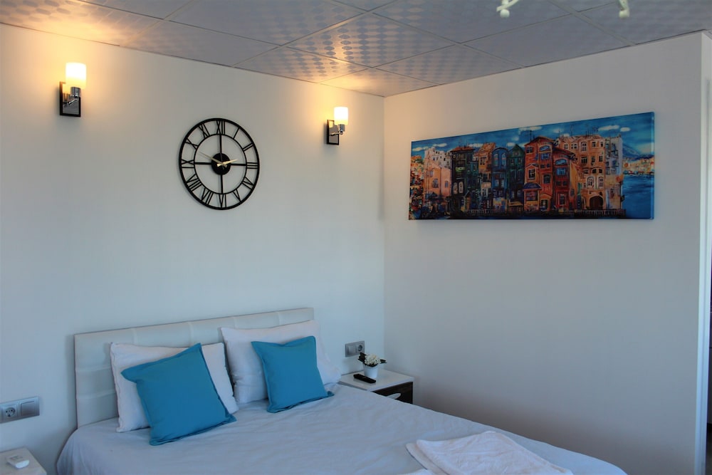 Economy Triple Room, 1 Bedroom, Non Smoking, Partial Sea View