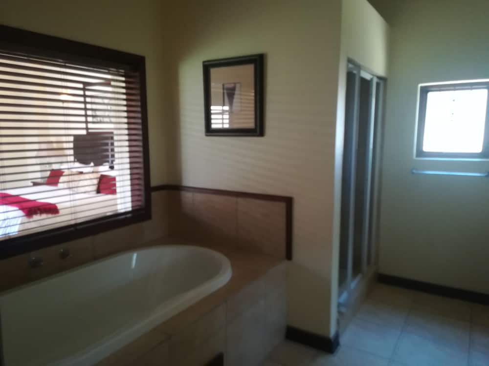 Family Room, Multiple Beds, Non Smoking, Garden View photo 2