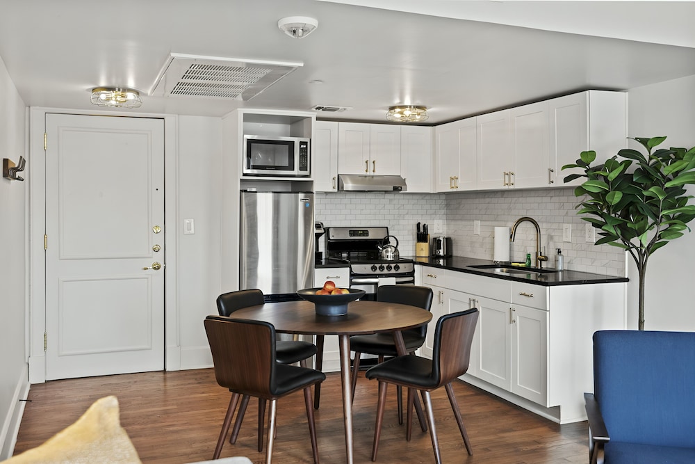 Premium One Bedroom Apartment thumbnail 5