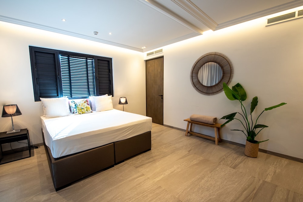 Beach Front Luxury Penthouse 2-3 bedroom photo 3