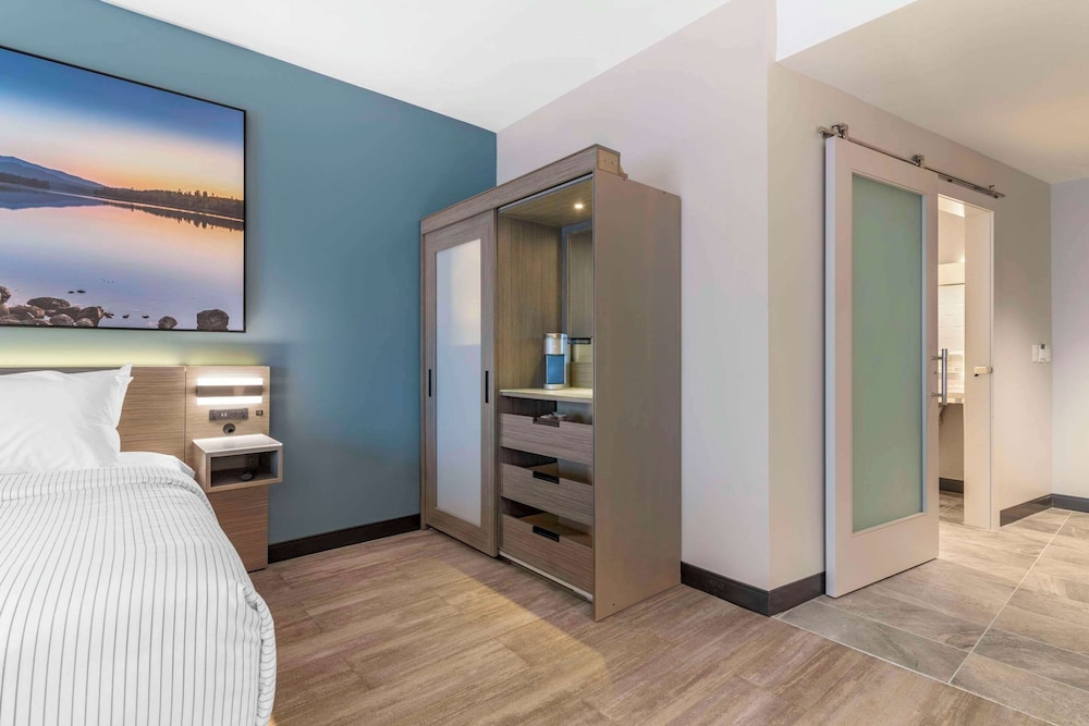 Suite, 1 King Bed, Accessible, Non Smoking - Photo 4